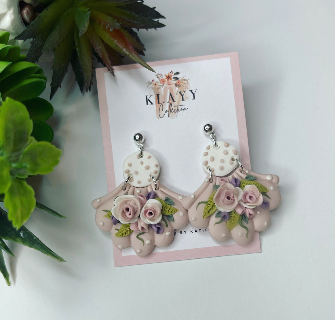 Stunning vintage shabby chic polymer clay earrings with scollop