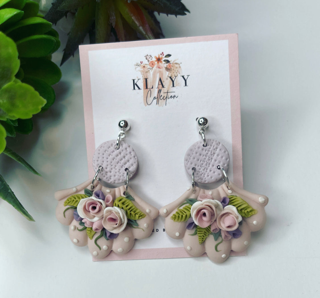 Stunning vintage shabby chic polymer clay earrings with scollop